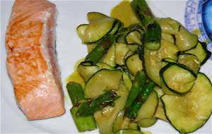 Curry De Verduras De Temporada Con Salmón
