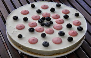 Tarta De Yogur Con Vanilla Y Confitura De Cerezas
