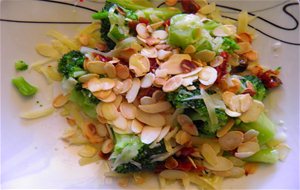 Brocoli Con Emmental Y Almendras
