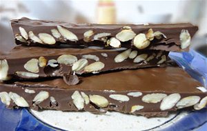 Turrón De Chocolate Con Almendras
