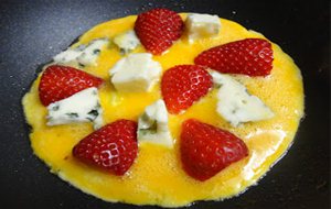 Frittata De Queso Azul Y Fresas Con Jamón Y Piñones
