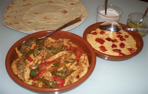 Fajitas Tex-mex Y Queso Fundido Con Chorizo.
