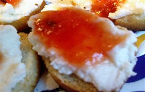 Mermelada De Tomates Y Tostaditas De Ricotta
