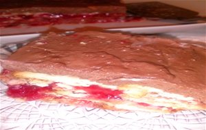 Pastel De Galletas Con Mermelada De Fresas Y Chocolate Negro Y Blanco
