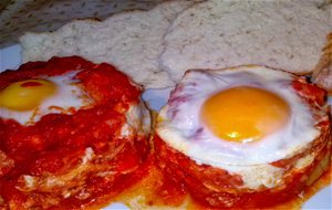 Berenjenas Con Tomates, Patatas Y Huevo
