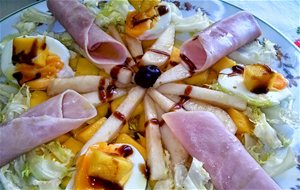 Ensalada De Frutas Y Rollitos De York Y Queso
