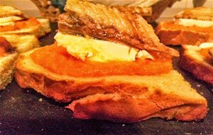 Aperitivo: Tostaditas De Caballa, Tomate Y Queso Fresco
