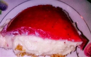 Tarta De Yoghourt Y Leche Condensada Con Cobertura De Fresas
