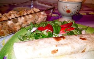 Fajitas De Pollo Con Ensalada De Fresas
