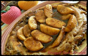 Crépe Dulce De Harina De Garbanzos Con Relleno De Arándanos Y Cubierta De Manzanas Almibaradas
