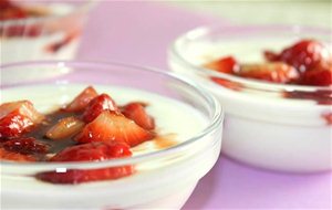 Pinchos Fáciles: Yogurt Con Trocitos De Fresas Bañadas En Caramelo