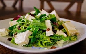 Ensalada De Queso De Cabra Y Pasas