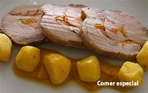 Lomo De Cerdo En Salsa Relleno De Bacón, Zanahoria Y Melocotón