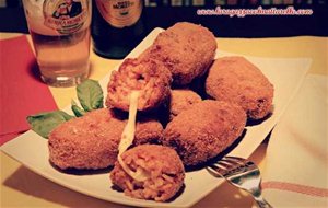 Supplí: Croquetas De Risotto Con Sofrito De Carne Y Corazón De Mozzarella