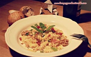 Fusilli Al Aroma De Menta Con Miel Y Mató, Nueces Y Virutas De Beicon