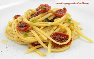 Pasta Con Tomates Cherry Confitados, Anchoas Y Pan Rallado