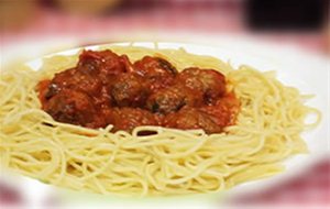 Albondigas De Pollo En Salsa De Curry Sobre Cama De Espaguetis.