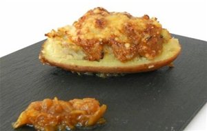 Patatas Rellenas De Carne Sobre Cebolla Caramelizada
