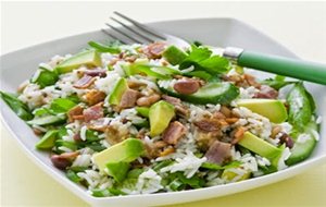 Ensalada De Arroz Con Hierbas Aromáticas, Frutos Secos Y Aguacate
