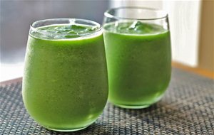 Smoothie De Espinacas, Lechuga, Apio Y Frutas
