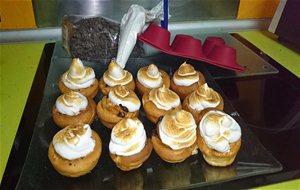 Minicaracolas Con Pepitas De Chocolate Y Merengue Suizo
