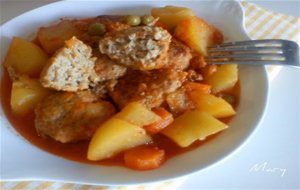 Albondigas Con Patatas, Verduras Y Salsa De Tomate
