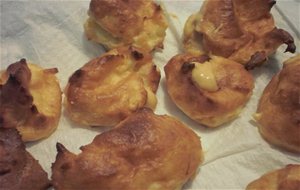 Profiteroles Con Crema Pastelera De Turrón
