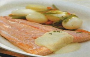 Lomos De Salmón Con Verduritas Y Crema De Torta Del Casar
