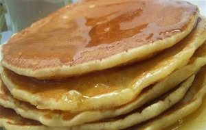 Tortitas Con Cuajada Y Sirope De Caramelo
