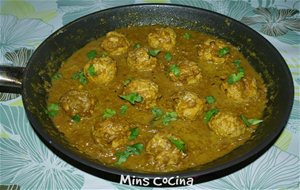 Boller I Karry - Albóndigas En Salsa De Curry, Un Clásico Danés
