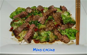 Brócoli Y Ternera Con Salsa Oriental 
