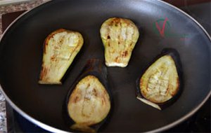 
emparedado De Berenjena Con Farsa De Verduras
