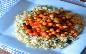 
cuscús Con Garbanzos Y Aceitunas A Las Hierbas Provenzales
