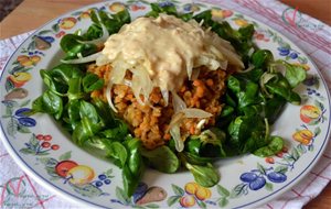 
ensalada Tibia De Lentejas Rojas Con Salsa De Queso Crema Vegano
