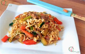 
noodles Con Verduras Y Chorizo Vegano Picante
