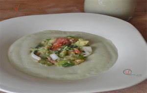 
sopa Fría De Aguacate Con Pico De Gallo
