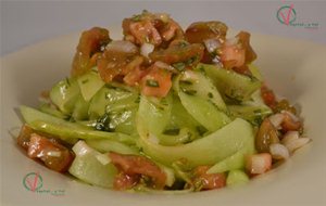 
tallarines De Pepino Con Tomate Concasé Y Vinagreta De Albahaca Y Miel
