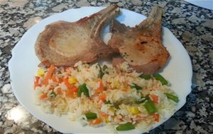 Chuletas De Cerdo Con Ensalada De Arroz
