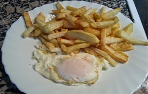 Papas Fritas Con Huevos
