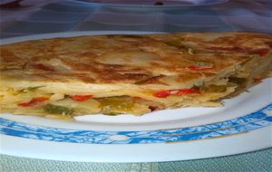 Tortilla De Patatas Con Pimientos Verdes Y Rojos
