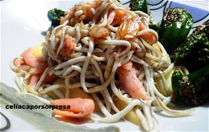 Ensalada Templada De Gulas, Salmón Ahumado Y Manzana Con Salsa De cabrales