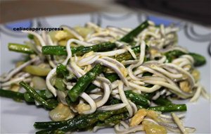 Huevos Revueltos Con Gulas, Ajetes Y Espárragos trigueros