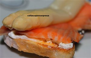 Tosta De Salmón Ahumado Con Espárragos Blancos Y Queso philadelphia