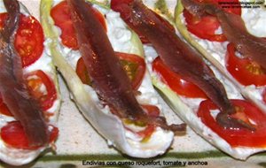 
endivias Con Queso Roquefort, Tomates Y Anchoas.
