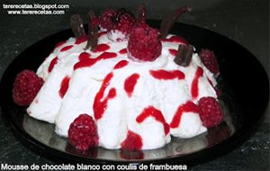 
mousse De Chocolate Blanco Con Coulis De Frambuesa.
