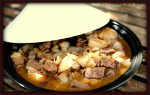 
ragut De Ternera Y Cebolla En Olla Tajine.
