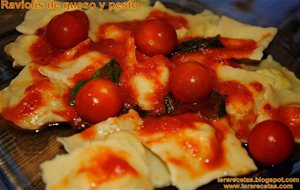 
raviolis De Queso Y Pesto Hechos En Casa.
