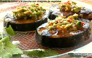 
rodaja (rueda) De Bonito A La Plancha Con Vinagreta De Vegetales
