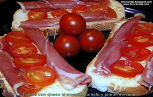 
tostas Con Queso Emmental, Tomate Y Jamón Serrano.
