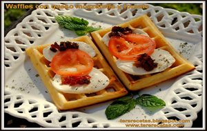 
waffles O Gofres Con Queso Mozzarella Y Tomate.
